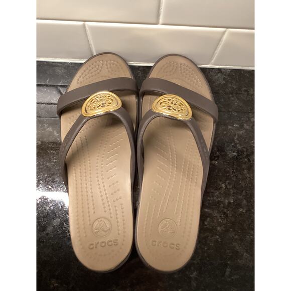 Crocs Women's Slide Strappy Wedge Sanrah Sandals Gold Medallion Brown Size W7 - Picture 7 of 10